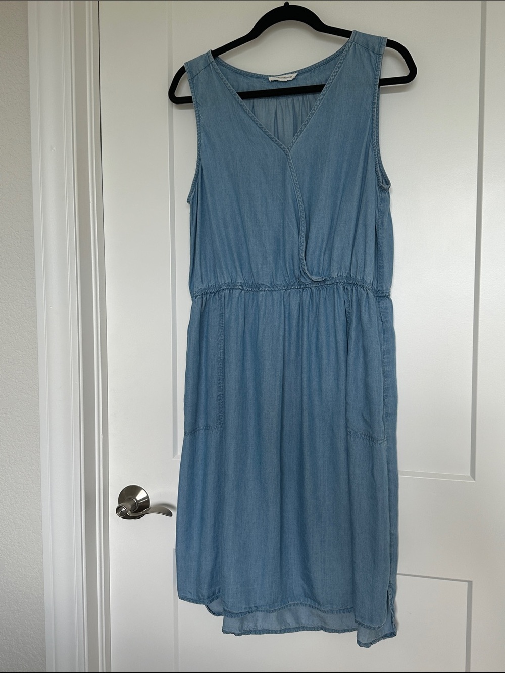 beachlunchlounge Light Blue Sleeveless V-Neck Midi Dress